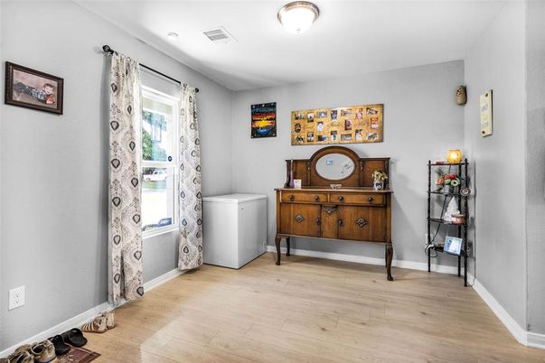Interior, Recessed Lighting, Washer, Wood Texture Flooring
