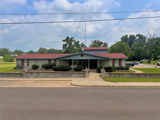 Exterior, Facade, Ranch