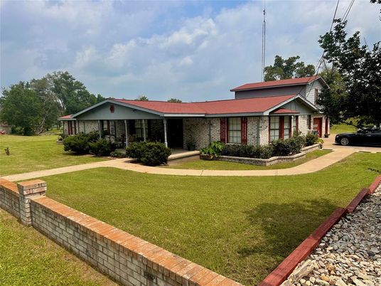 Backyard, Exterior, Facade, Ranch