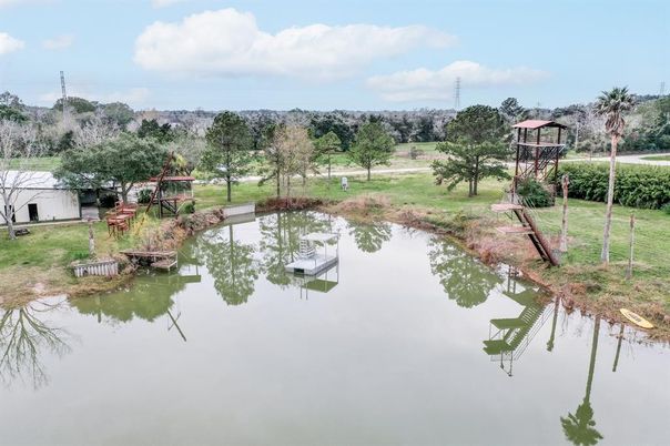 Exterior, Lake