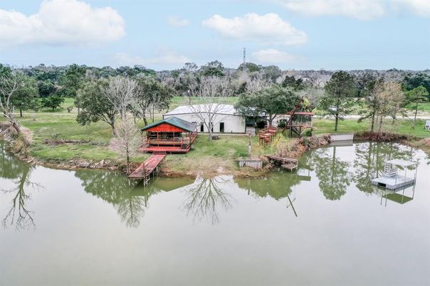 Exterior, Lake
