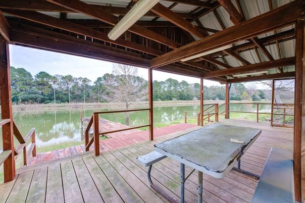 Exterior, Lake