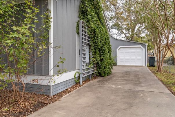 Detached Garage, Exterior