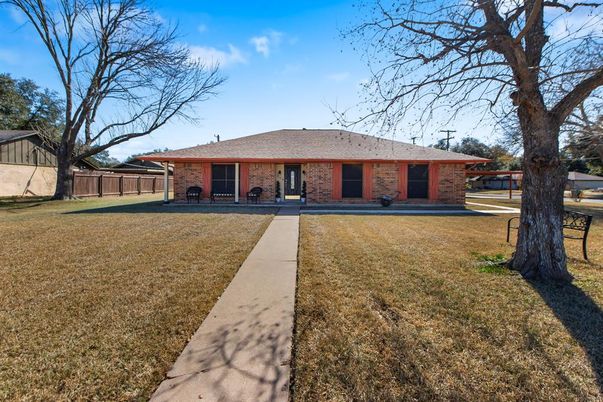 Backyard, Exterior, Facade, Brick Facade, Ranch