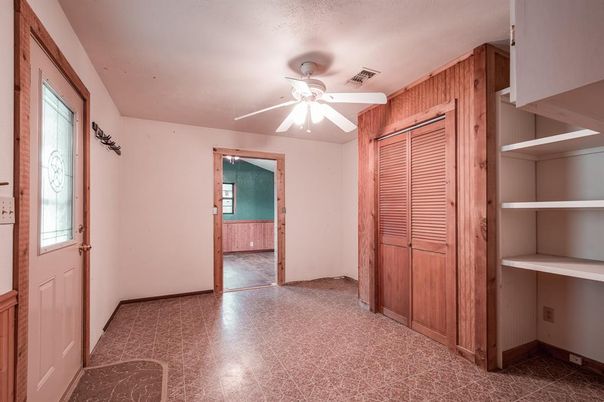 Empty room, Interior