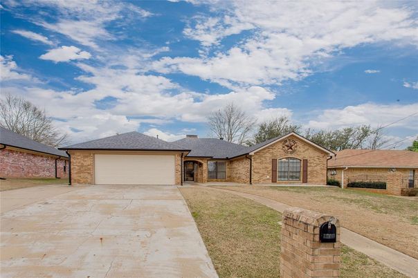 Attached, Exterior, Facade, Brick Facade, Ranch
