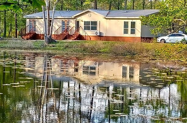 Exterior, Lake