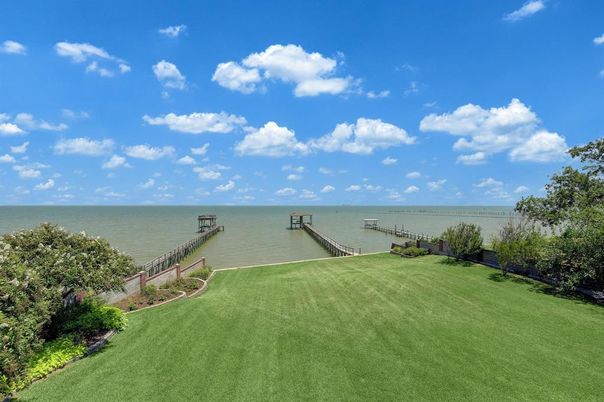 Exterior, Lake