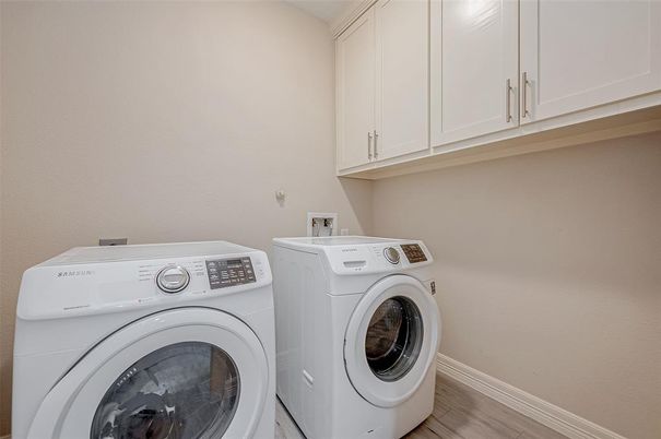 Interior, Washer, Wood Texture Flooring