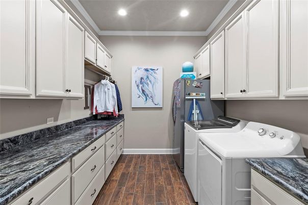 Interior, Recessed Lighting, Washer, Wood Texture Flooring