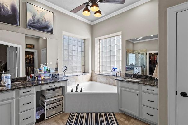 Bathroom, Dual Sink Vanities, Interior, Recessed Lighting