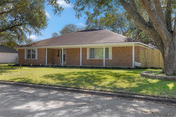 Exterior, Facade, Brick Facade, Ranch