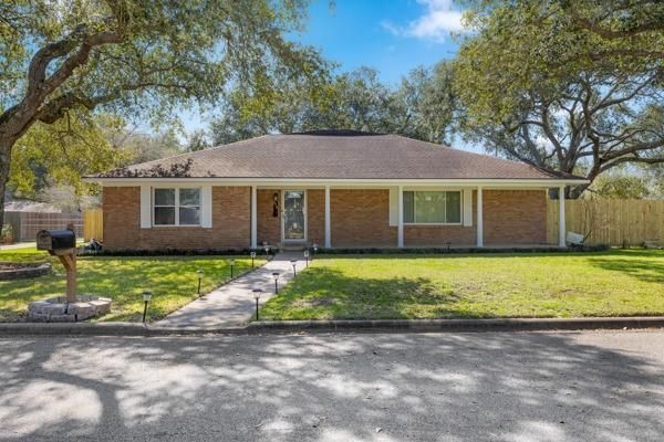 Exterior, Facade, Brick Facade, Ranch