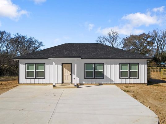 Exterior, Facade, Ranch