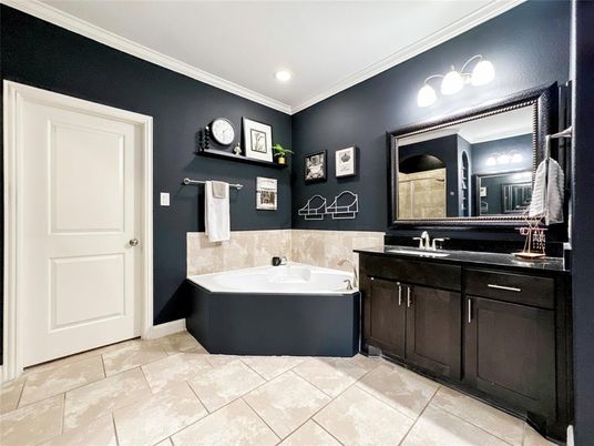 Bathroom, Dual Sink Vanities, Interior, Recessed Lighting