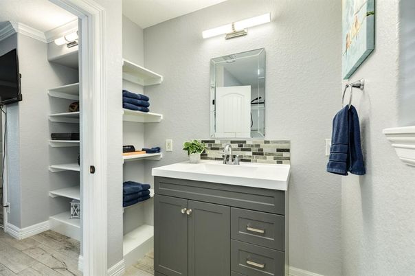Bathroom, Dual Sink Vanities, Interior