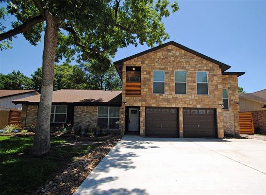 Attached, Exterior, Facade, Brick Traditional