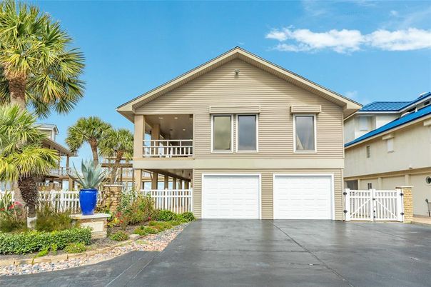 Attached, Exterior, Facade, American Craftsman