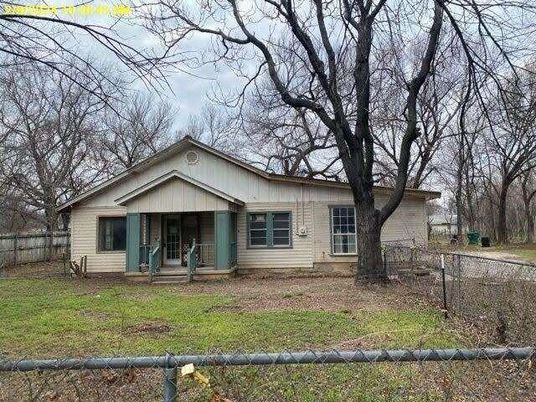 Backyard, Exterior, Facade, Ranch