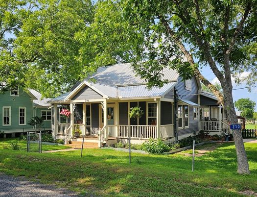 Backyard, Exterior, Facade, Ranch