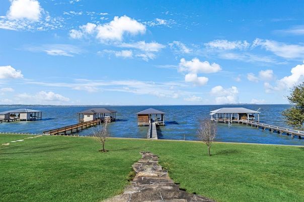 Exterior, Lake