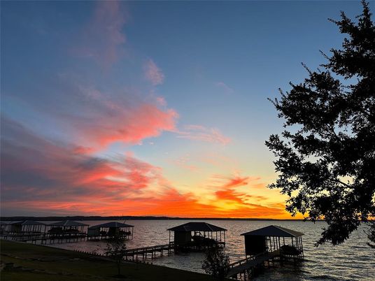 Exterior, Lake