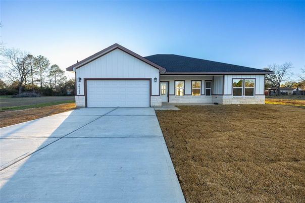 Attached, Exterior, Facade, Ranch