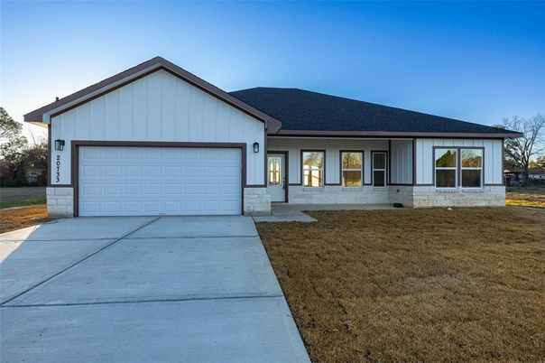 Attached, Exterior, Facade, Ranch