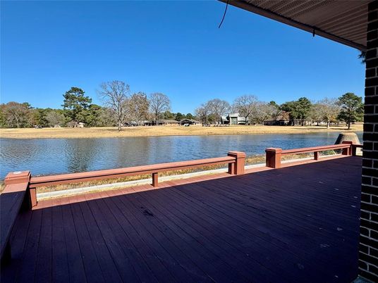 Exterior, Lake