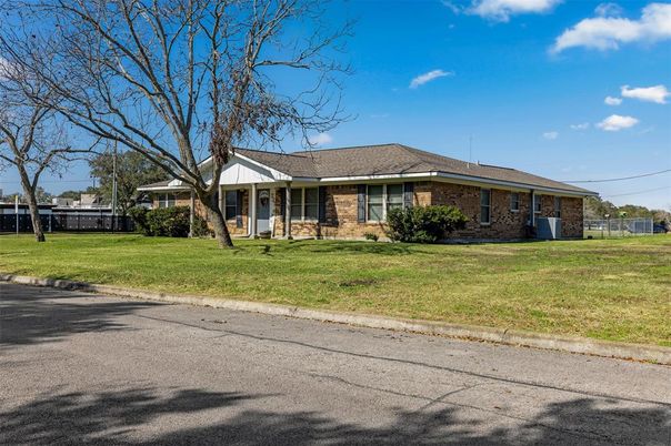 Exterior, Facade, Brick Facade, Ranch