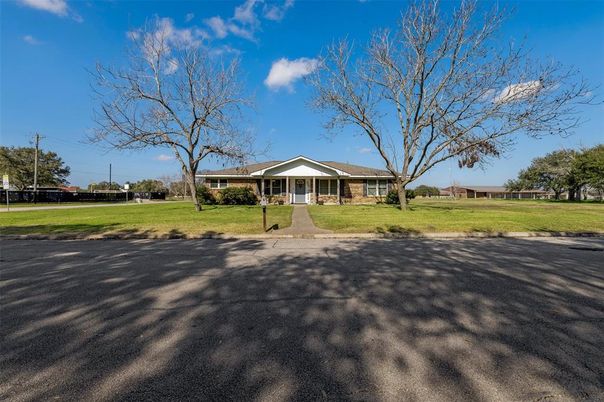 Backyard, Exterior, Facade, Ranch
