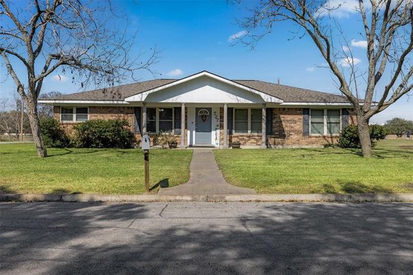 Exterior, Facade, Brick Facade, Ranch