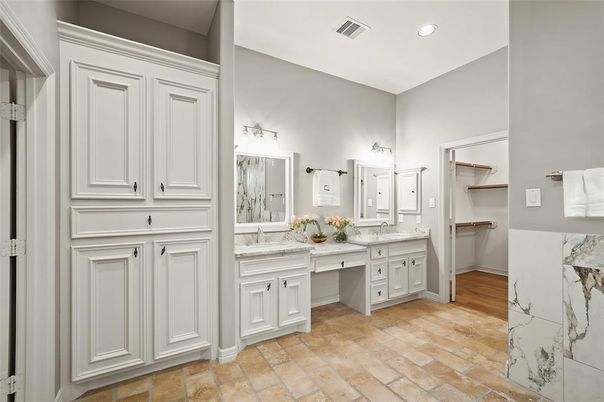 Bathroom, Dual Sink Vanities, Interior, Recessed Lighting