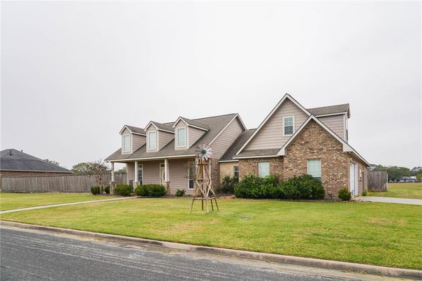Exterior, Facade, Brick Facade, Ranch