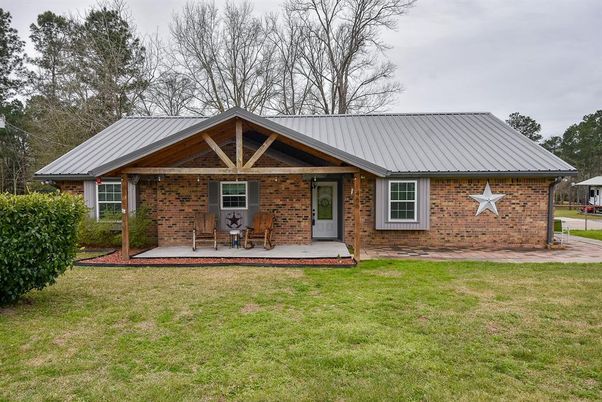 Exterior, Facade, Brick Facade, Ranch