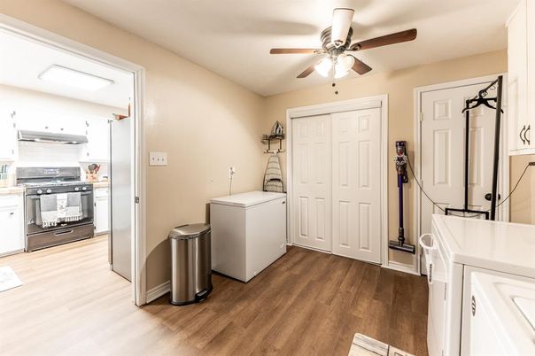 Interior, Washer, Wood Texture Flooring