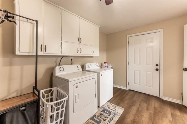 Interior, Washer, Wood Texture Flooring