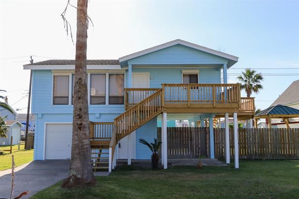 Attached, Exterior, Facade, American Craftsman