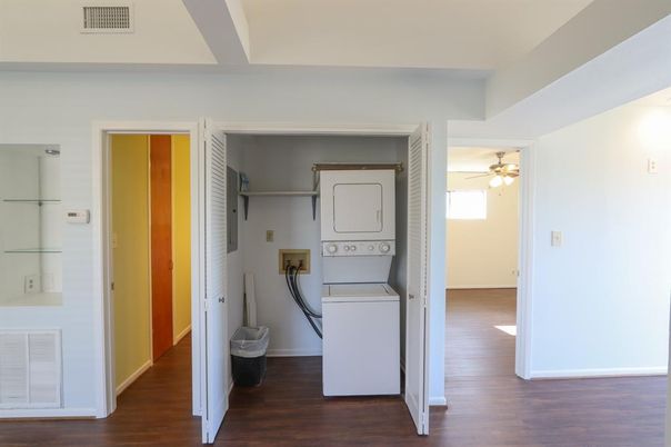 Interior, Utility Closets, Washer, Wood Texture Flooring