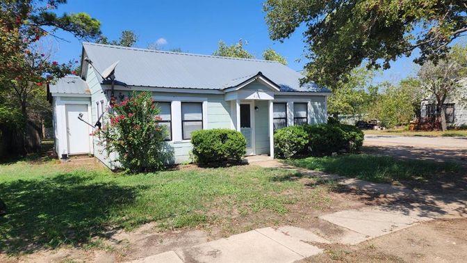 Backyard, Exterior, Facade, Ranch