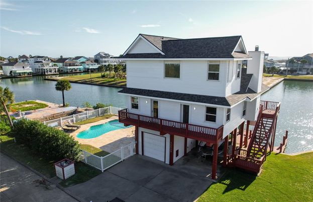 Exterior, Pool, Water