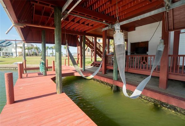 Exterior, Lake