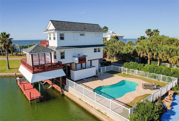 Exterior, Pool, Water