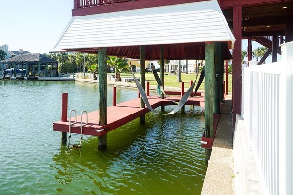 Exterior, Lake