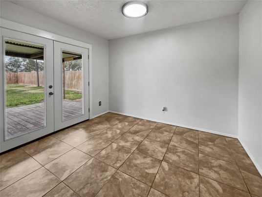 Empty room, Interior