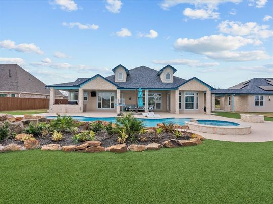 Backyard, Exterior, Facade, Pool, Farmhouse