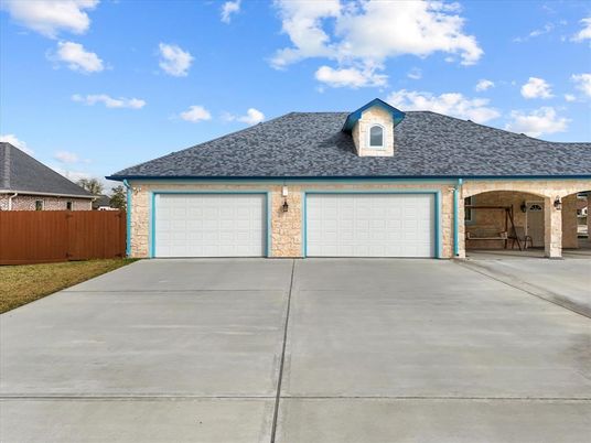 Attached, Exterior, Facade, Ranch
