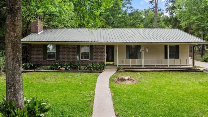 Backyard, Exterior, Facade, Brick Facade, Ranch