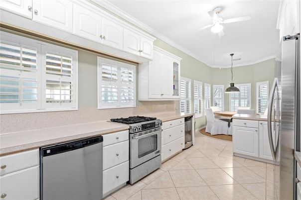 Dining room, Interior, Kitchen, Pendant Lights, Stainless Steel Appliances