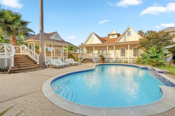 Exterior, Pool